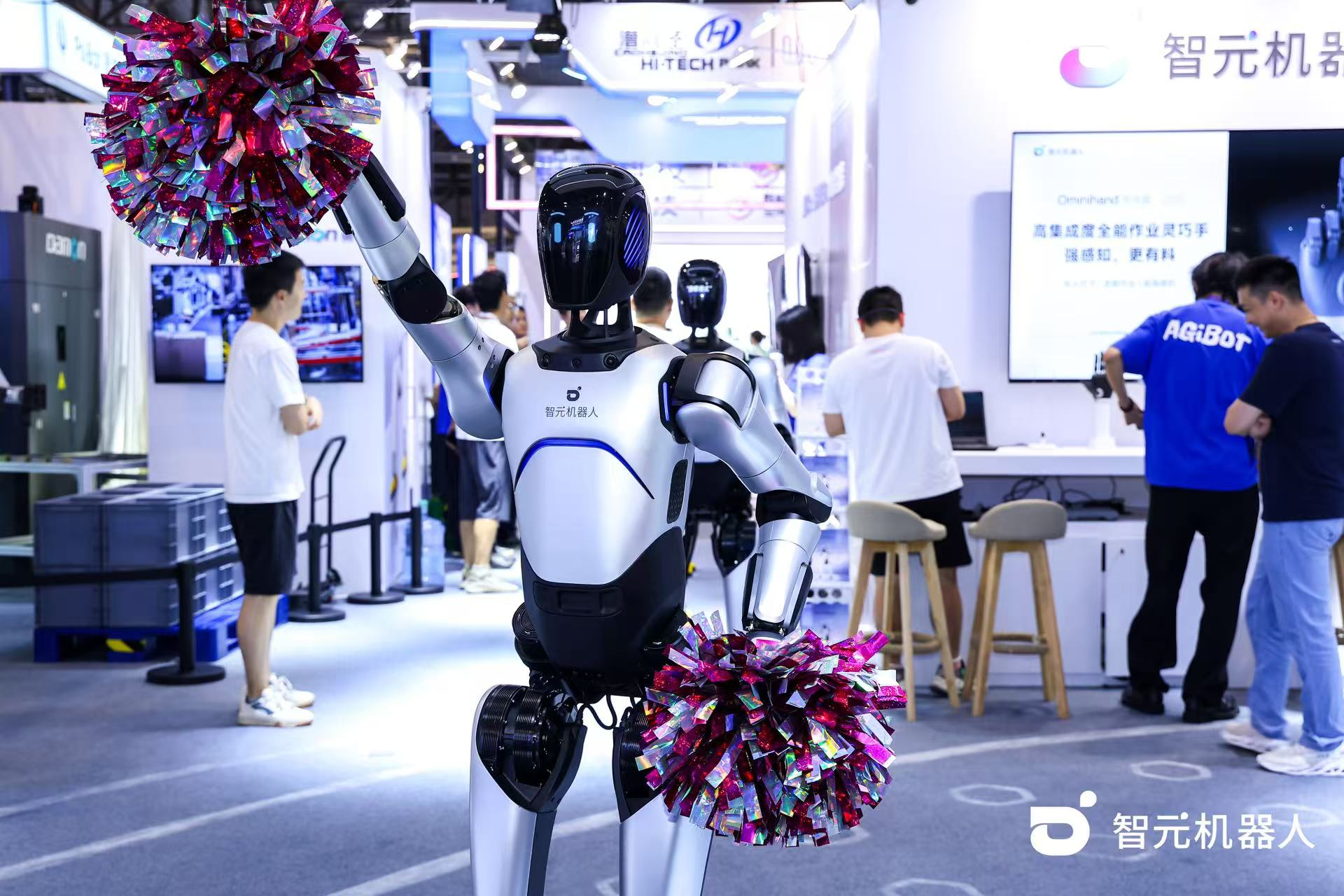 太阳集团tyc机器人 WAIC 首日展台火爆，机器...